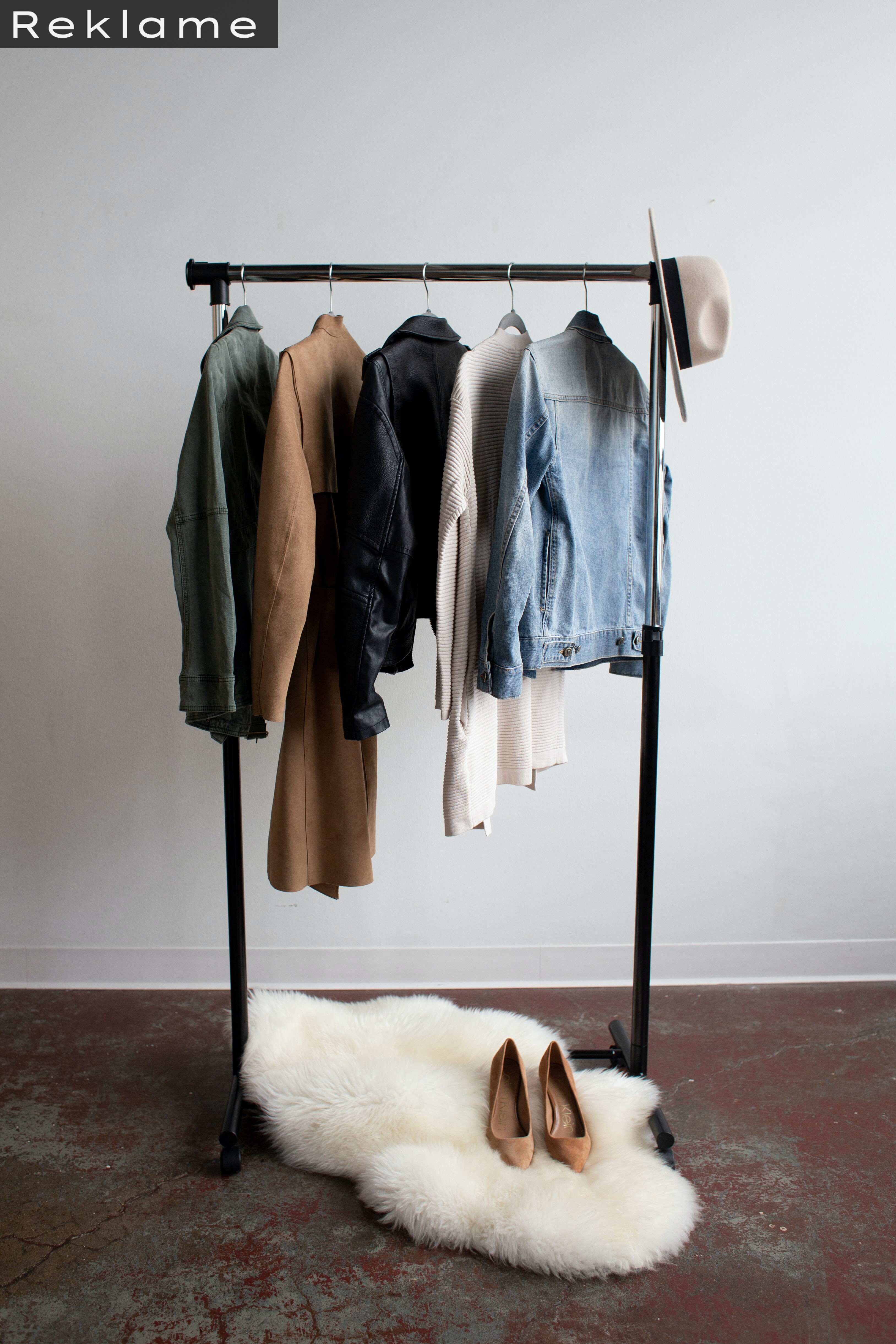 Billige tøjstativer i et råt og minimalistisk design